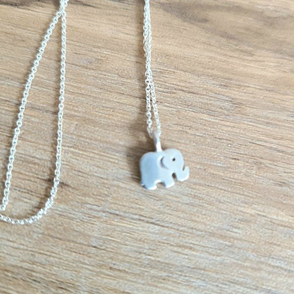Sterling silver chain with little elephant pendant. - Picture 4 of 4